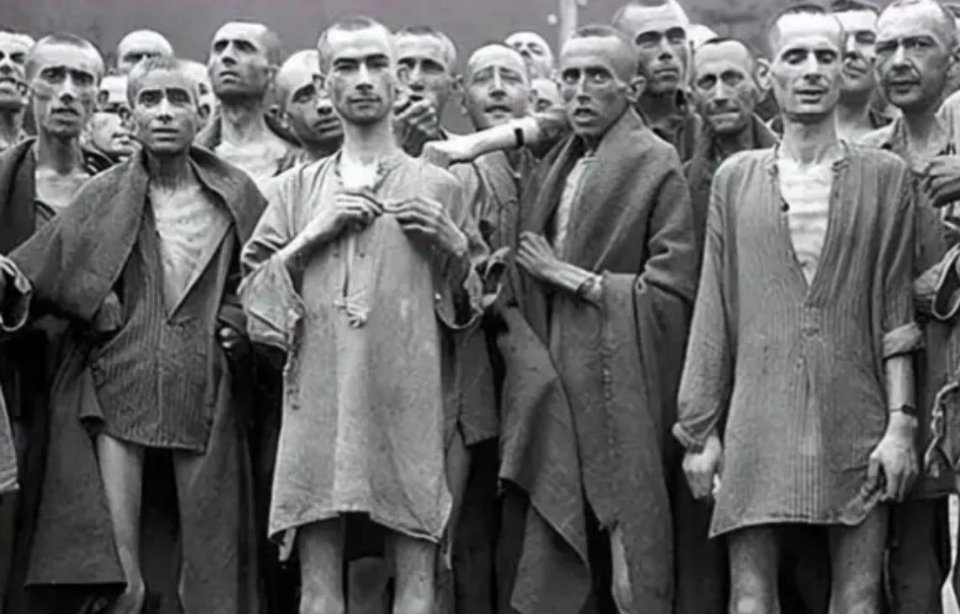 1945年，一群犹太人在巴尔岑集中营获救。从照片中可以看出，这群犹太人一个个形容