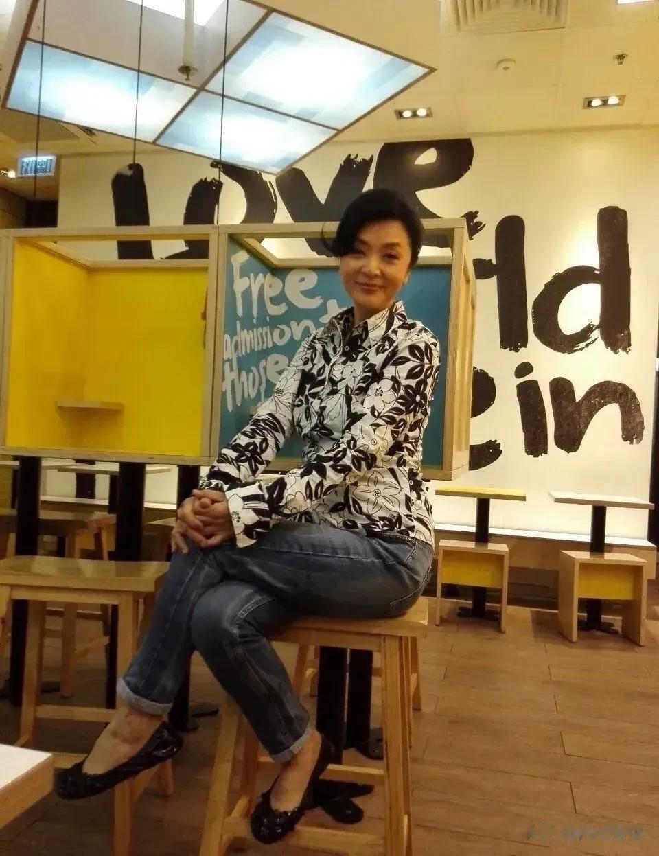 不得不说，陈玉莲真的是美得不可方物，难怪刘德华和周润发这两大男神会同时喜欢上她！