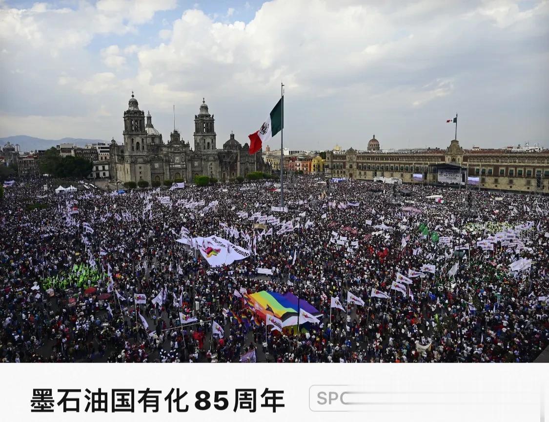 墨西哥民众参加「石油国有化改革」85周年纪念活动。3月18日，墨西哥总统 And