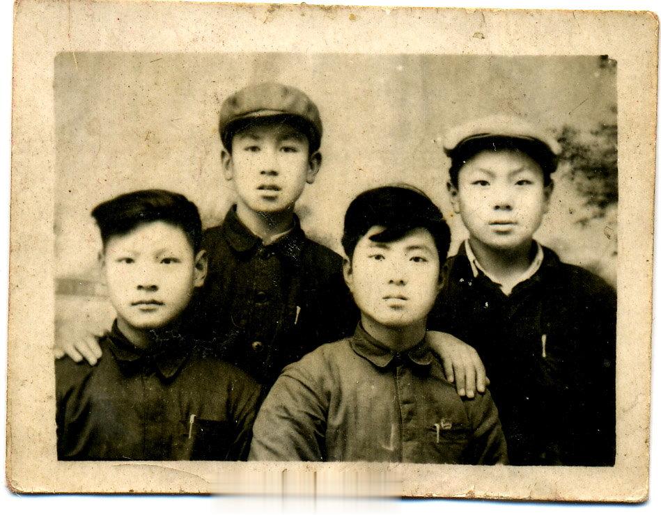 人一岁数大了就十分怀旧，愿意跟人说说自己过去的事。我也是这样。今天在查找老照片时