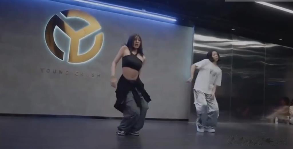 章子怡继女又晒舞照，穿露脐装大跳热舞，曲线成熟18岁成家里最美！
 
章子怡继女