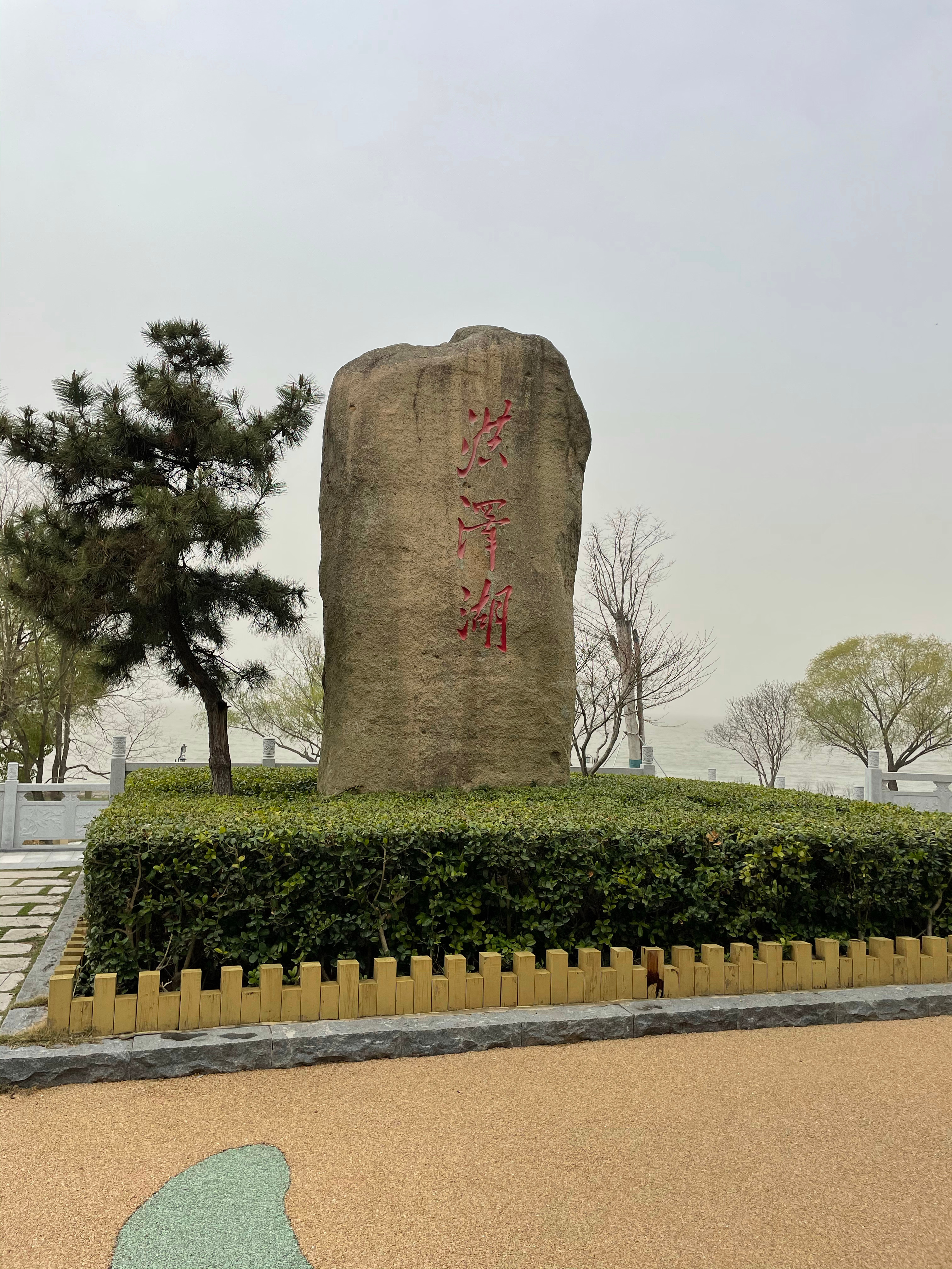 第一次在洪泽湖堤坝上行车，觉得十分壮观，更想起古人治水的艰辛与伟大。 ​​​