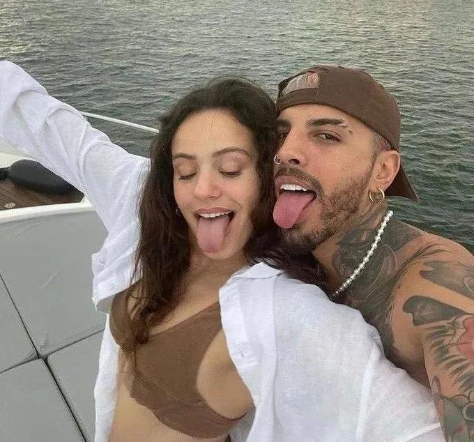 西语小天后Rosalia晒超大鸽子蛋官宣订婚！

西语小天后罗萨莉亚和男友Rau