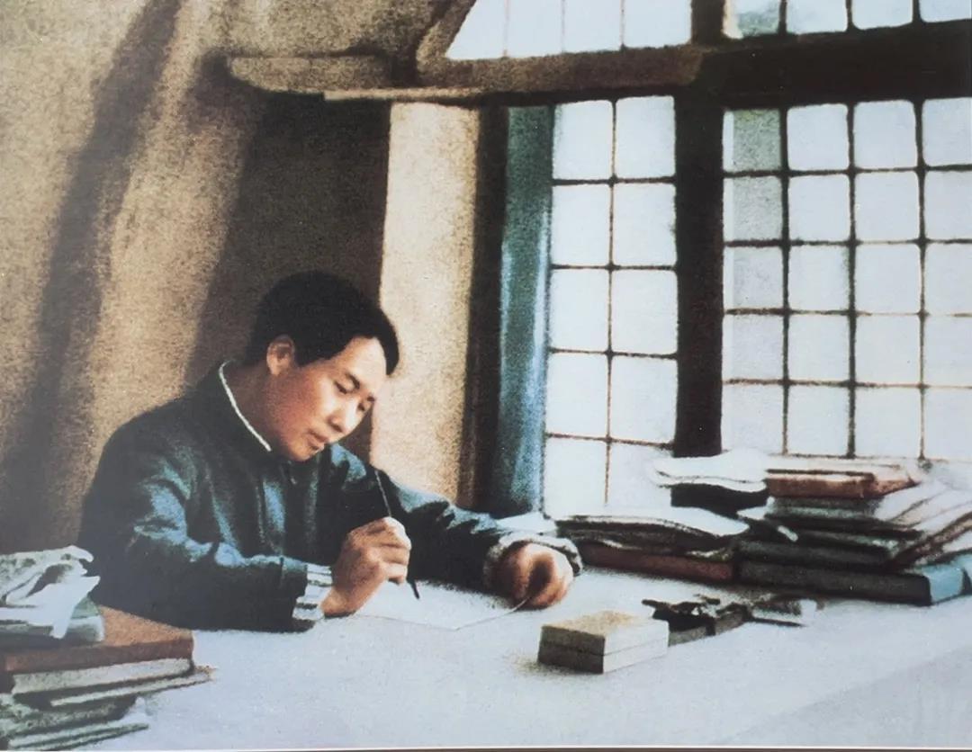 1938年，毛主席在延安窑洞撰写《论持久战》。
《论持久战》这篇著作是抗日战争时