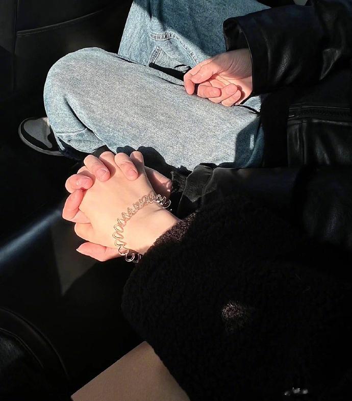  “两个精明的人驾驭不了爱情 爱情就是一个精明的人跟一个傻子玩 当然两个傻子玩的
