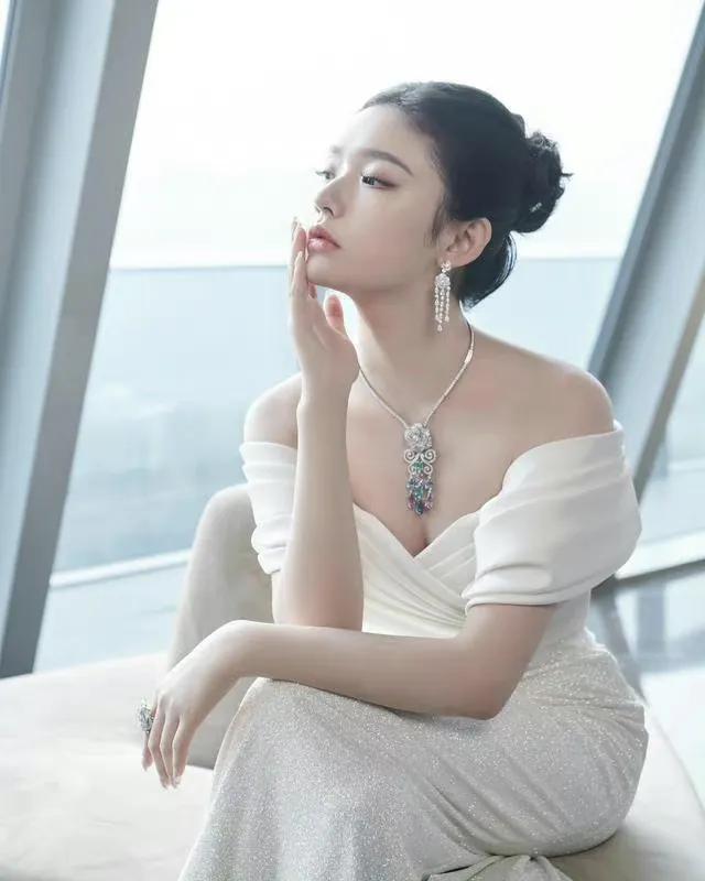 林允露肩抹胸长裙，你们觉得好看