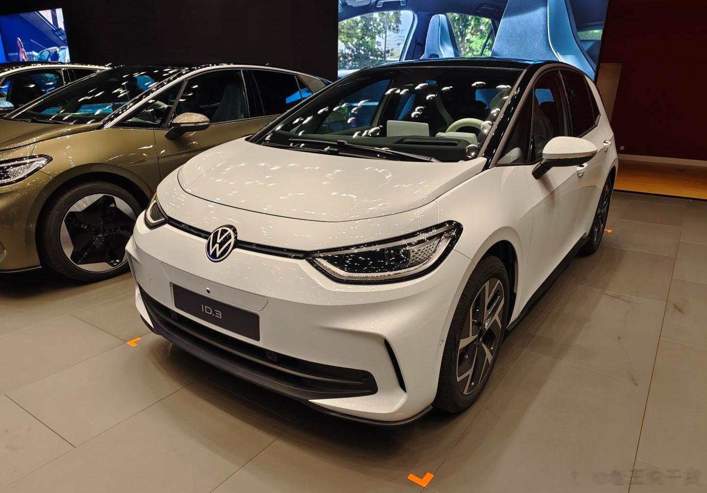 新款大众ID.3正式亮相，新车在外观与内饰方面进行了升级，新款ID.3各方面性能