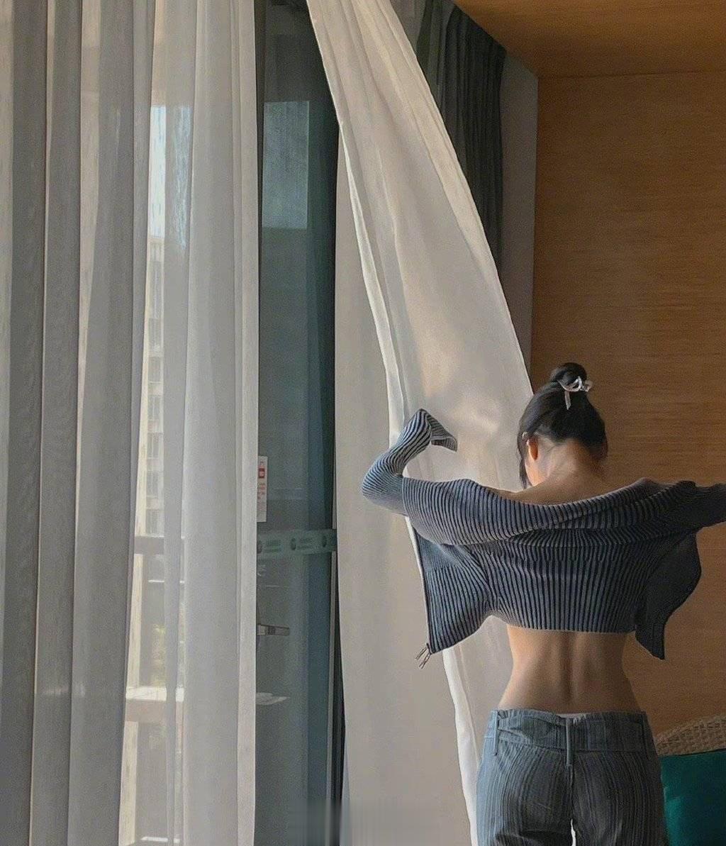 李菲儿晒裸背照火辣撩人 大秀小蛮腰风情万种那些在话题下说擦边球什么，我劝你们不要
