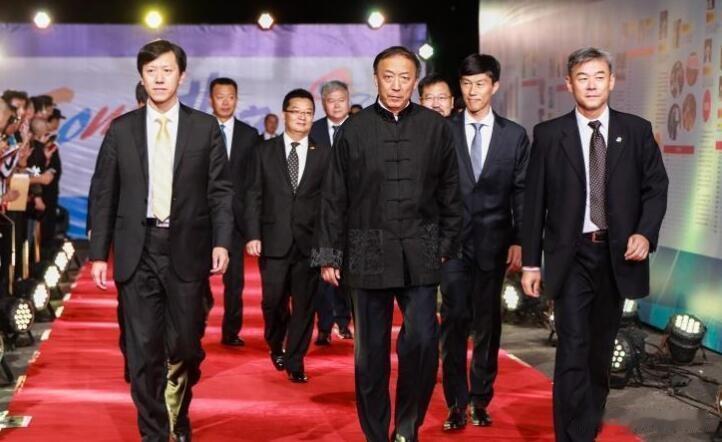 最近足球反黑很劲爆。
不过你说主席被抓影响大还是签字的被抓影响大呢。
其实感觉还
