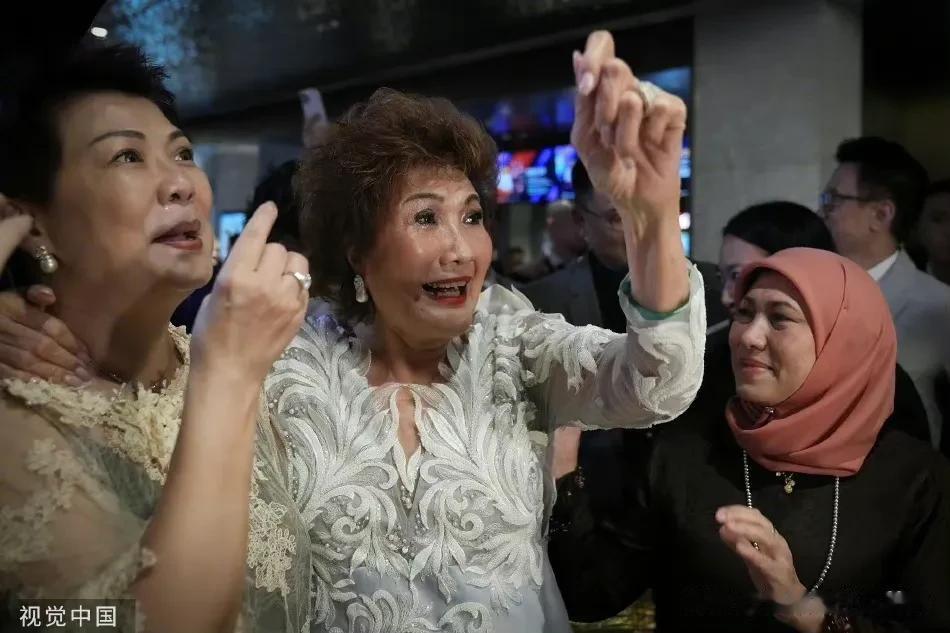 杨紫琼获得2023年奥斯卡影后，杨紫琼的母亲在马来西亚看着电视对着屏幕大声的说“
