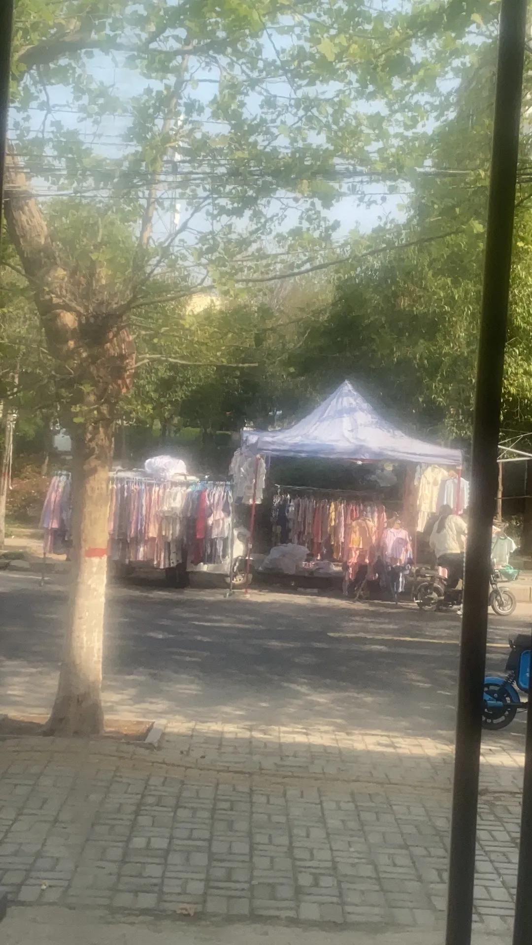 同行把摊子摆在店对面？我该怎么办？
