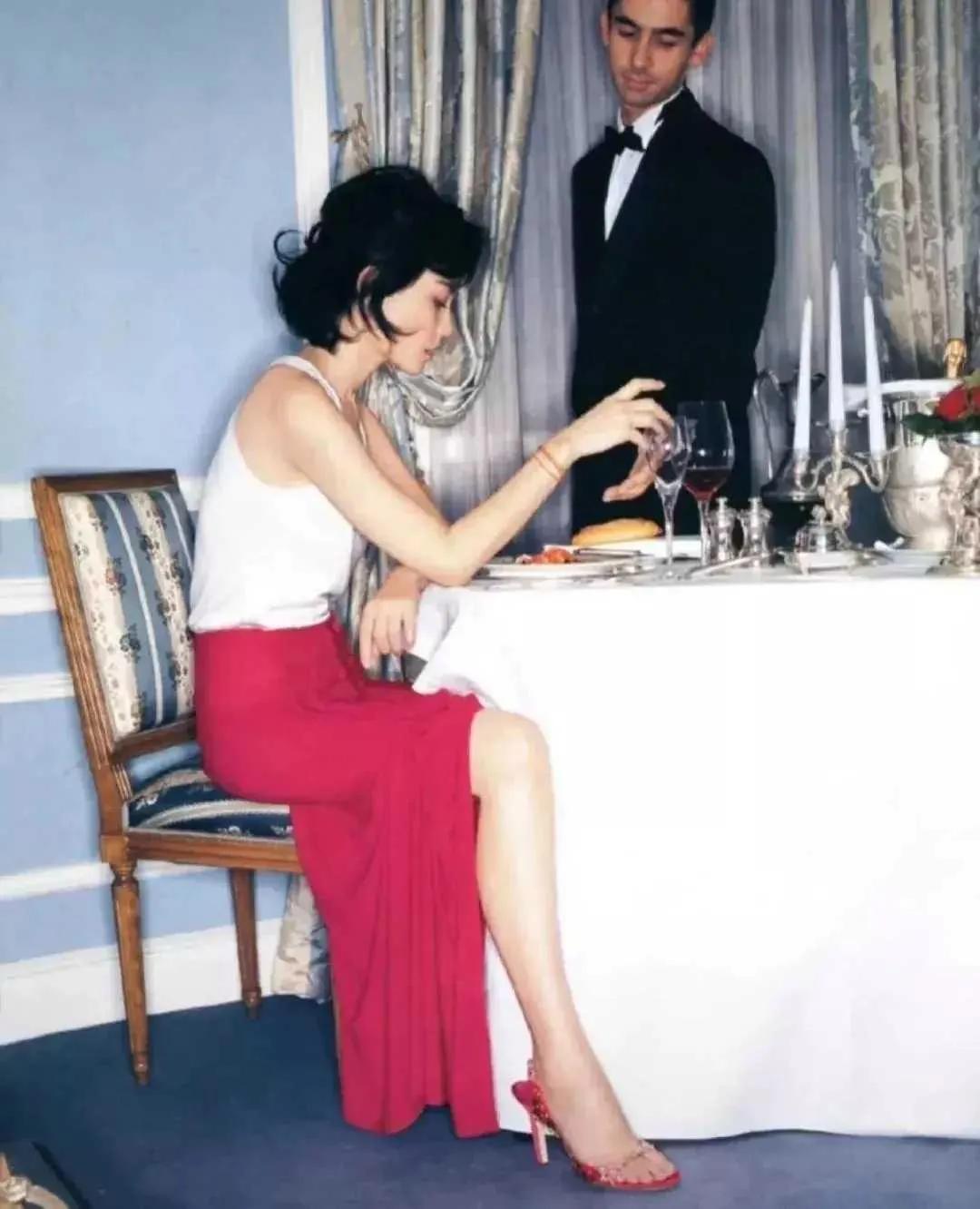 90年代的香港，年轻时的王菲在半岛酒店用早餐时的情景，白衣红裙，一双大长腿格外迷