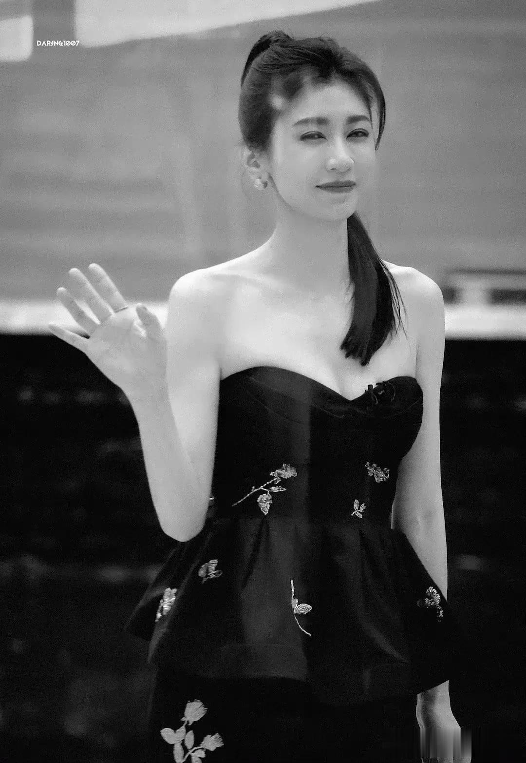 48岁的贾静雯的状态真的绝了，姐姐颜值好抗打！这才是正儿八经的美女，无整容无p图