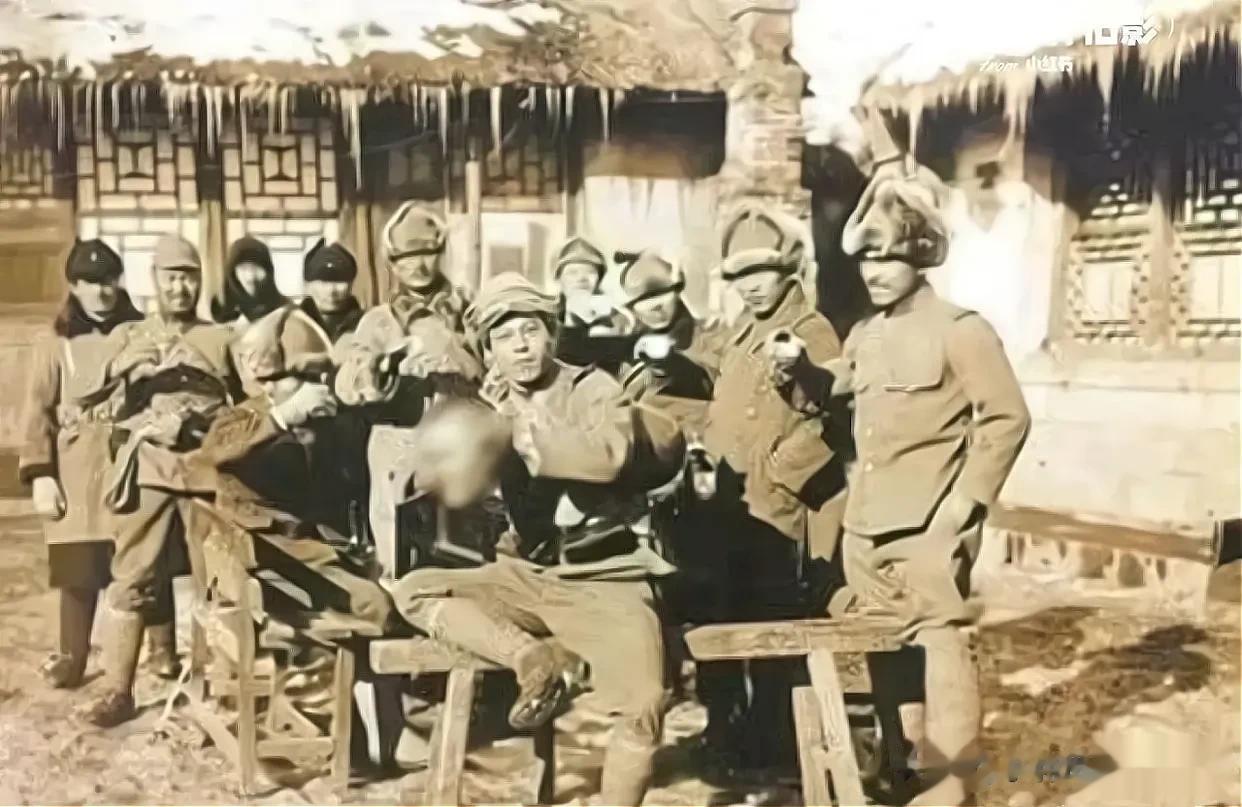 1936年，一群日军正在开庆功宴，其中一名军官的手中捧着一颗血淋淋的头颅正在炫耀