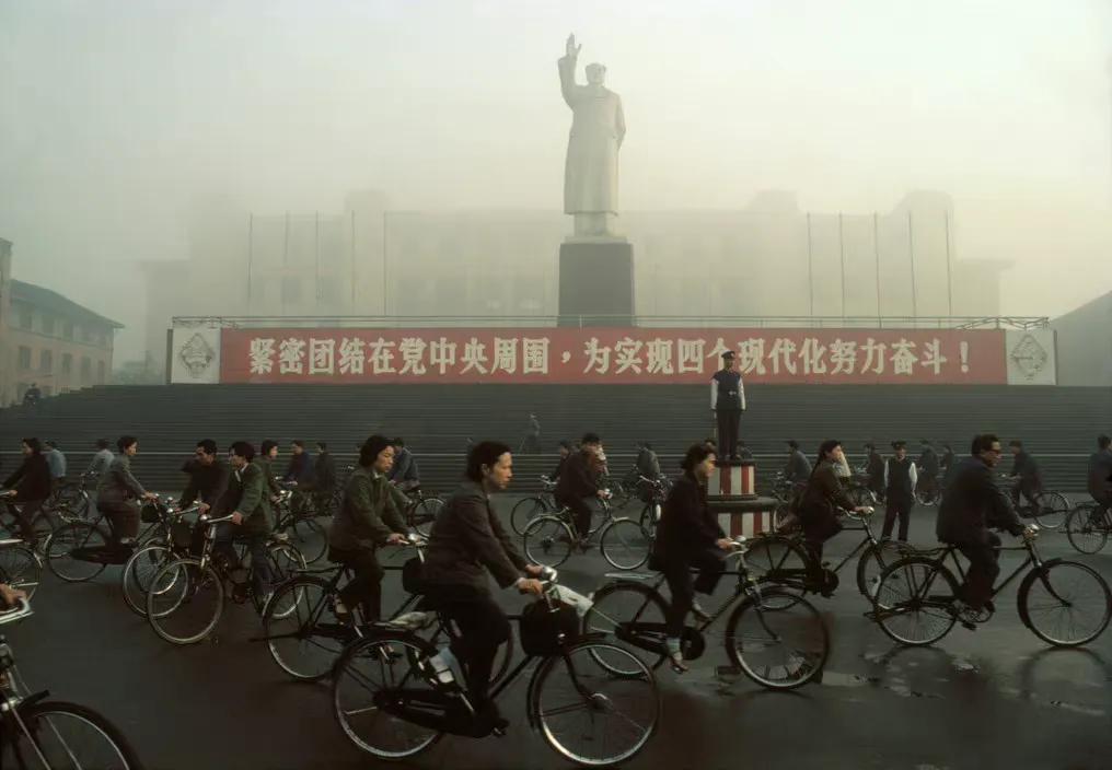 1980年的四川成都街头，当时中国刚改革开放不久，国家还很穷，城市里面的主要交通