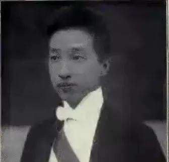 1927年，盛宣怀夫人庄德华去世。临终前她说：“我给子女们留下1000万两白银的