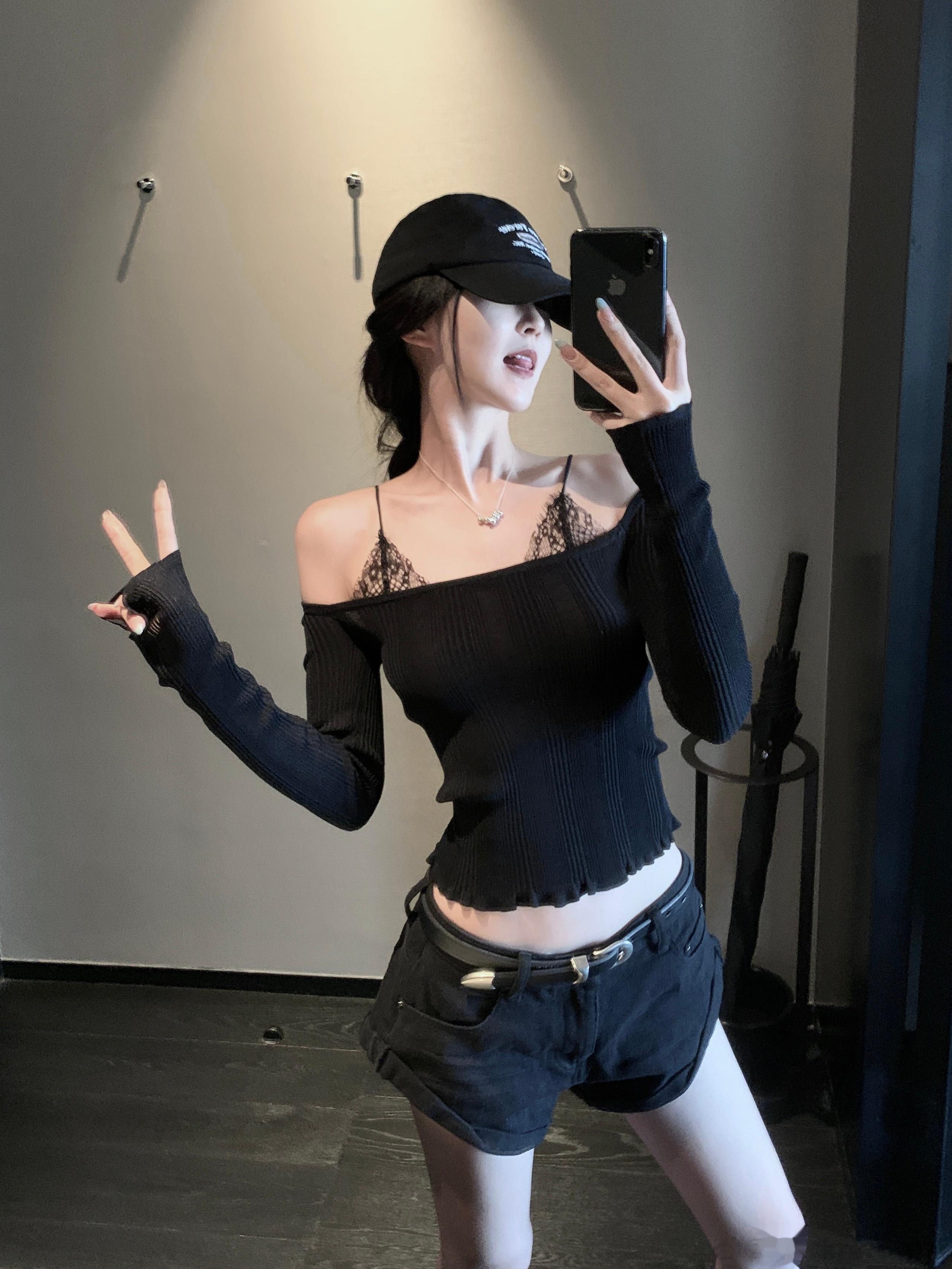 热卖款豆绿色低腰牛仔裤同款这么好看的版型 怎能不来个黑色？这款大家可以放心买了 