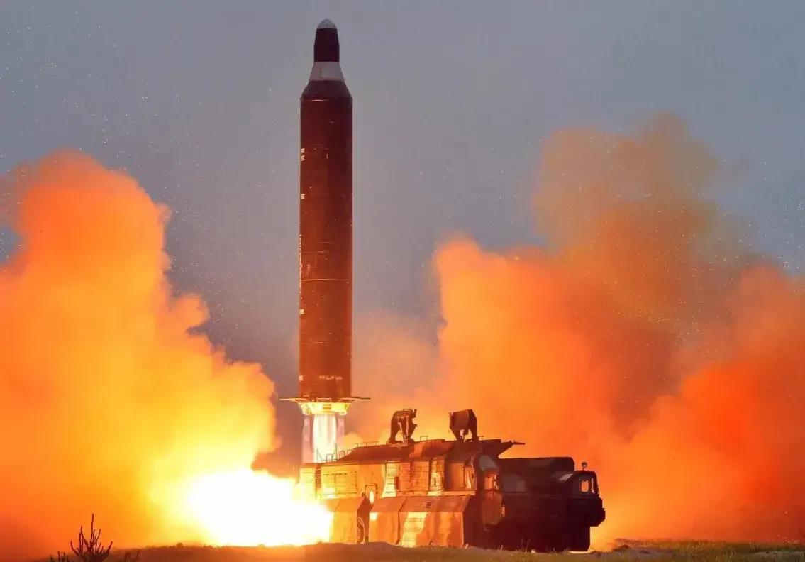 这条消息看完真是大受震撼，朝鲜向东发射一枚洲际弹道导弹，打击范围可将美国覆盖在内