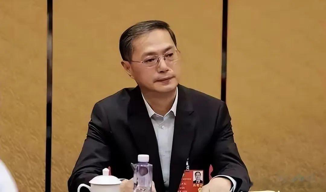 吕良彪｜取消寻衅滋事罪、轻微伤入刑与允许罪犯子女考公......[话筒]作者：春