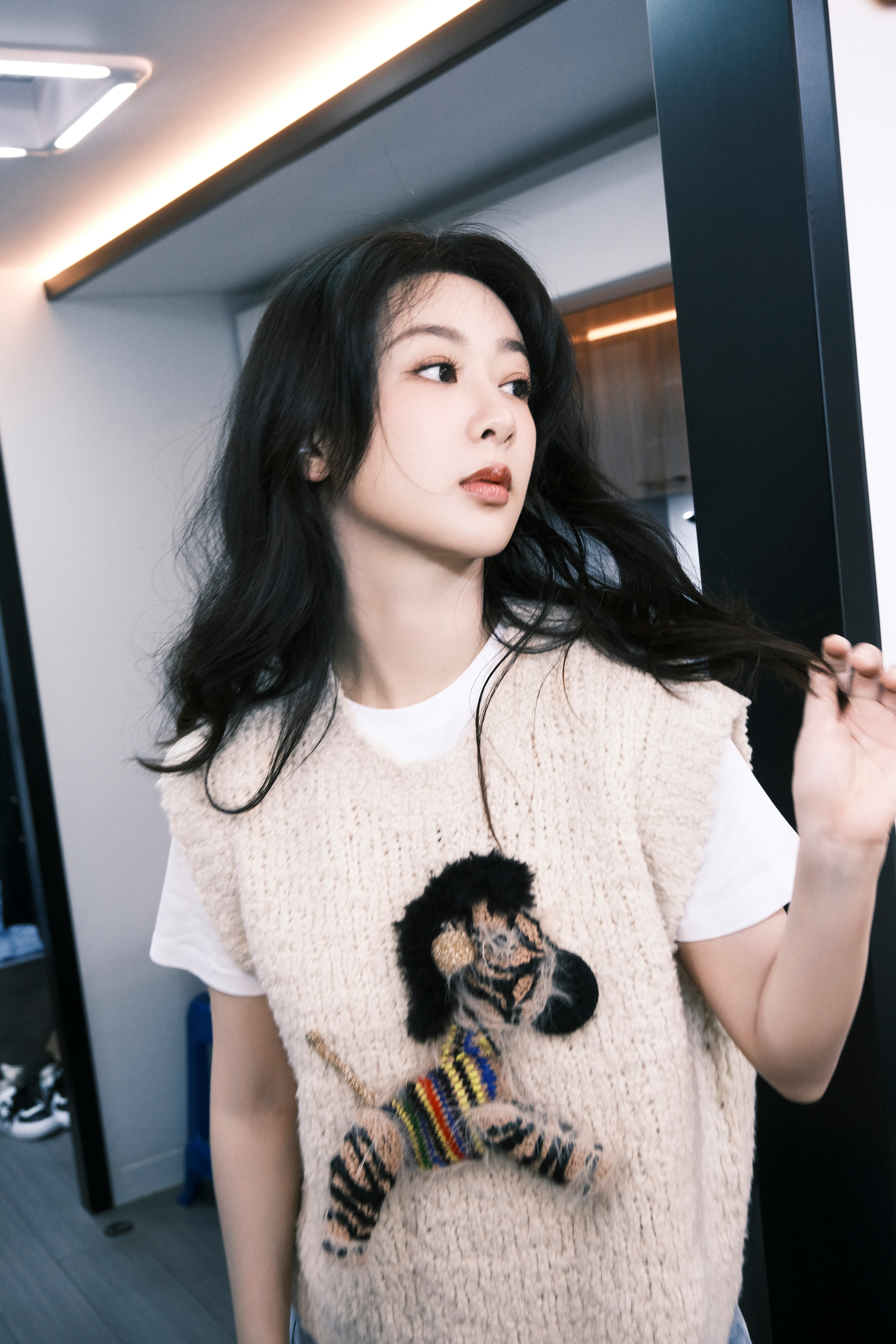#杨紫无袖毛衣侧颜随拍# 今天又是为杨紫的美貌尖叫的一天，白色T恤+米色马甲，活
