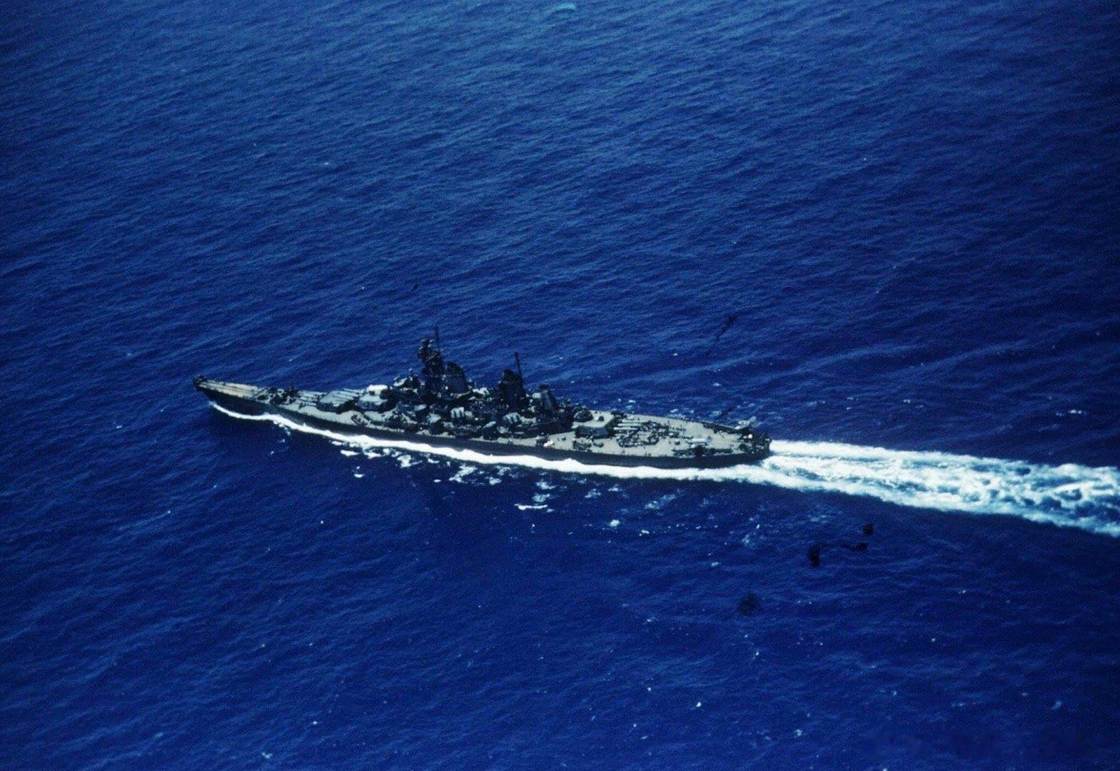 少见的原版彩色照片：塞班附近沿海游弋的新泽西，摄于1944年6月 ​​​