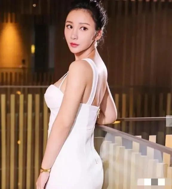 柳岩不愧是公认的性感女神，凹凸有致，玲珑性感，浑身散发着让人着迷的气质！

昔日