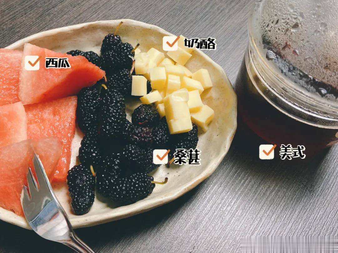  我其实也有健身，虽然经常达不到教练布置的运动量 [汗]，但好歹也略懂一些健身知