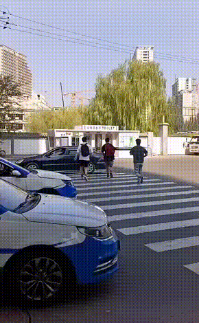 好兄弟能有多默契，上个厕所都神同步[捂脸]