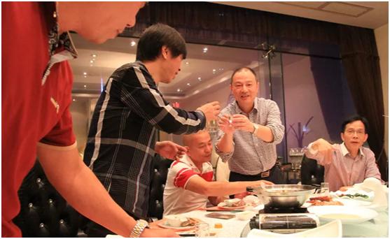 昨天公司领导请吃饭，私人会所喝茅台80年，一瓶不到30万，但事后总觉得这味道不对