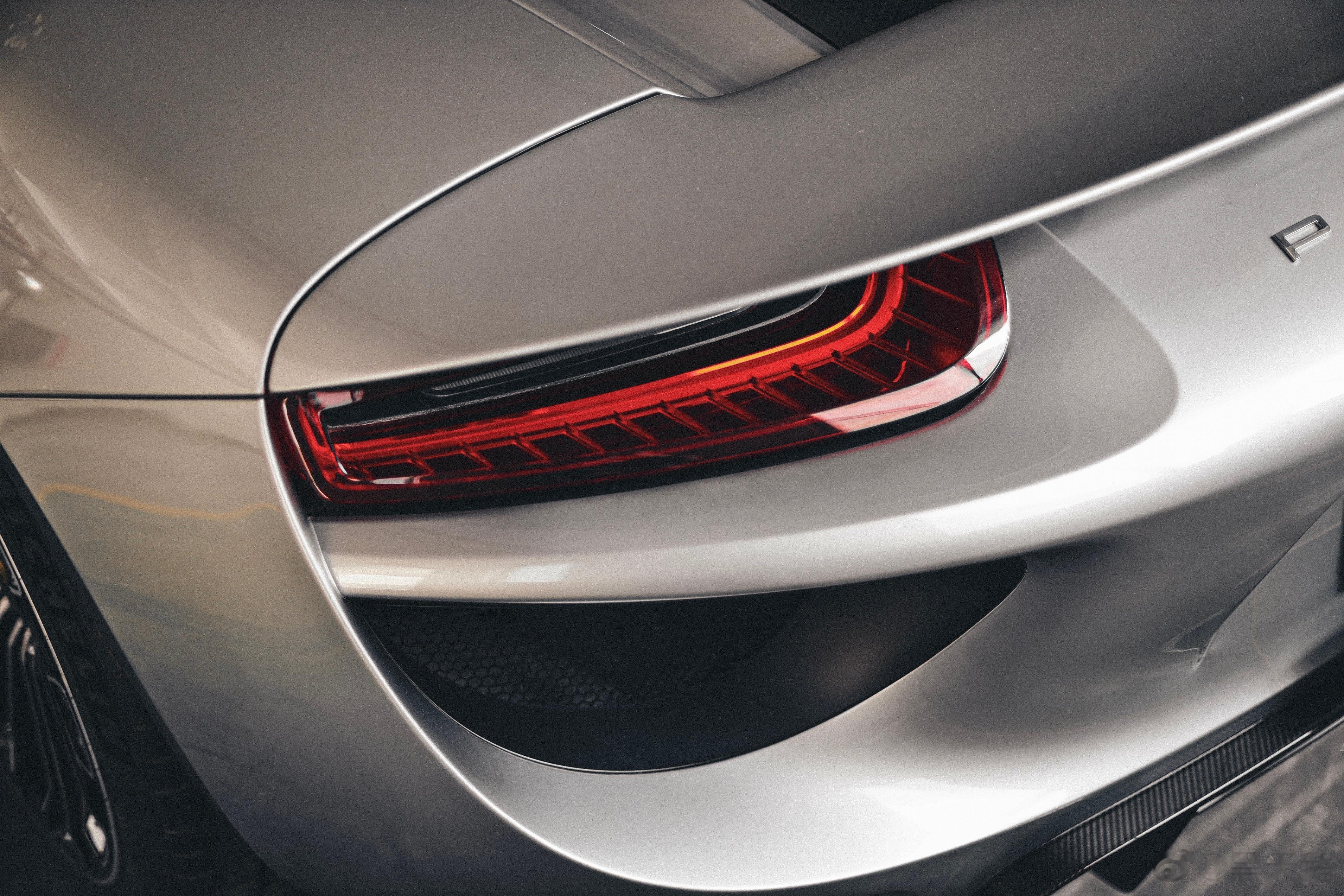 一万个为什么：959是四驱，Carrera GT是后驱，918又是四驱。 ​​​