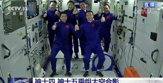 神舟十五号载人飞船与空间站组合