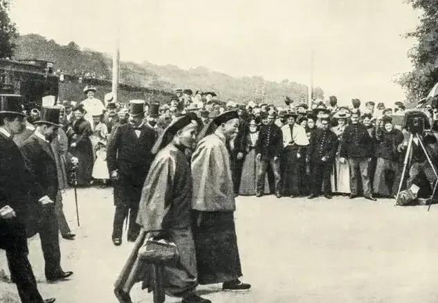 1898年，李鸿章戴着大清考察团抵达美国访问时的情景，一身马褂和辫子的引起了美国