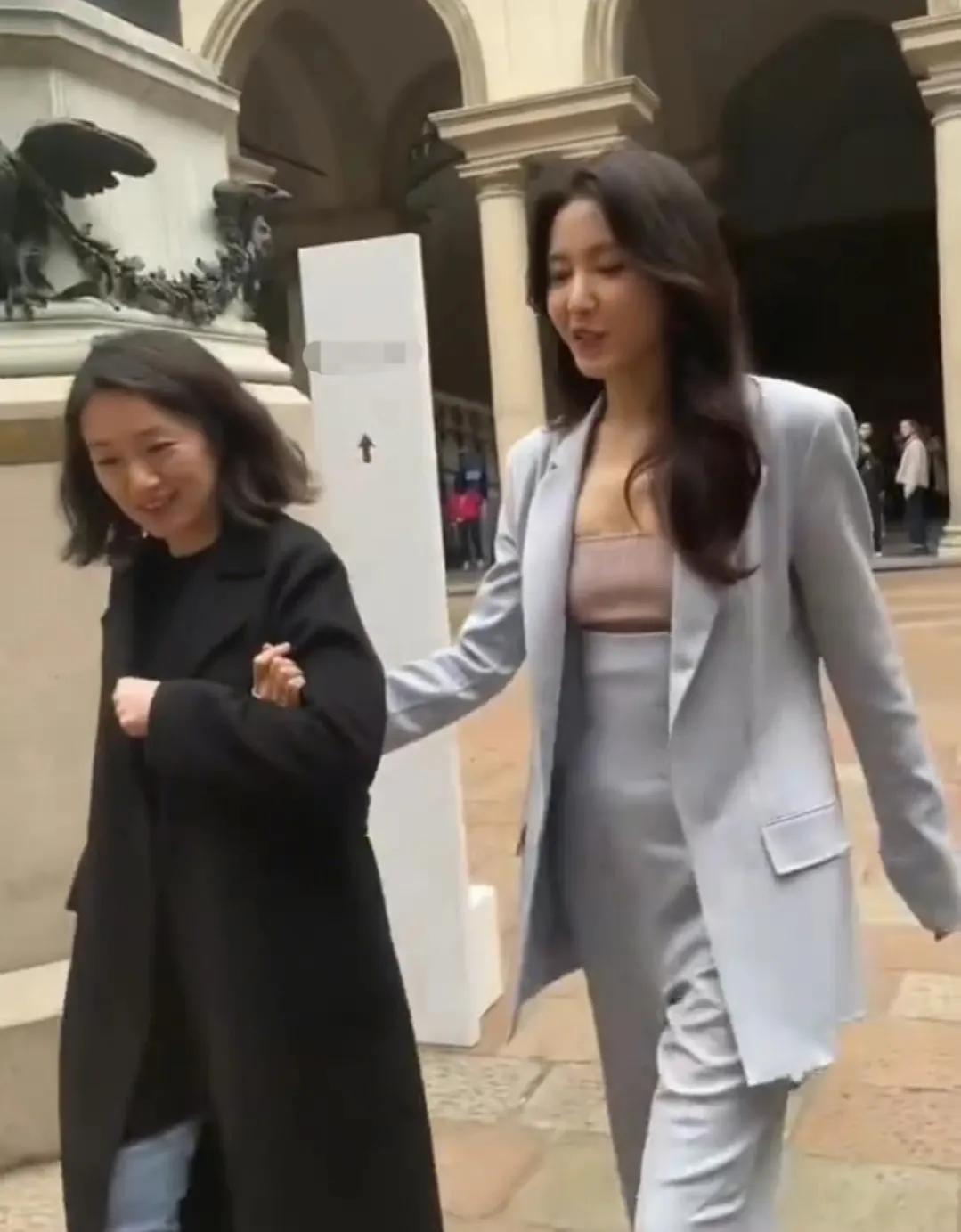 曾黎和妹妹一起现身米兰时装周！
据说左边这位美女是女星曾黎的妹妹，两人一起去参加