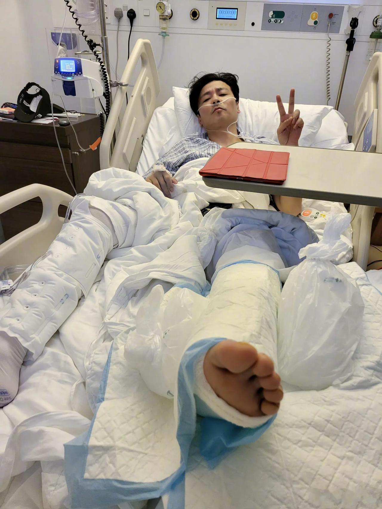 蔡少芬老公张晋拍戏骨折，自我调侃这是难免的，心情非常乐观，还晒出了在医院治疗的照