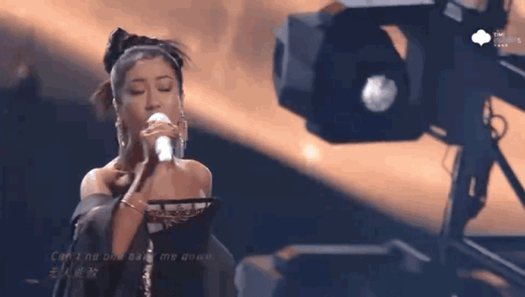 吉克隽逸穿15厘米高跟鞋2米披