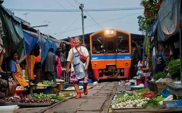 为防止中方变卦，泰国派500辆火车连夜驶向我国，西方：根本拦不住

近年来，中国