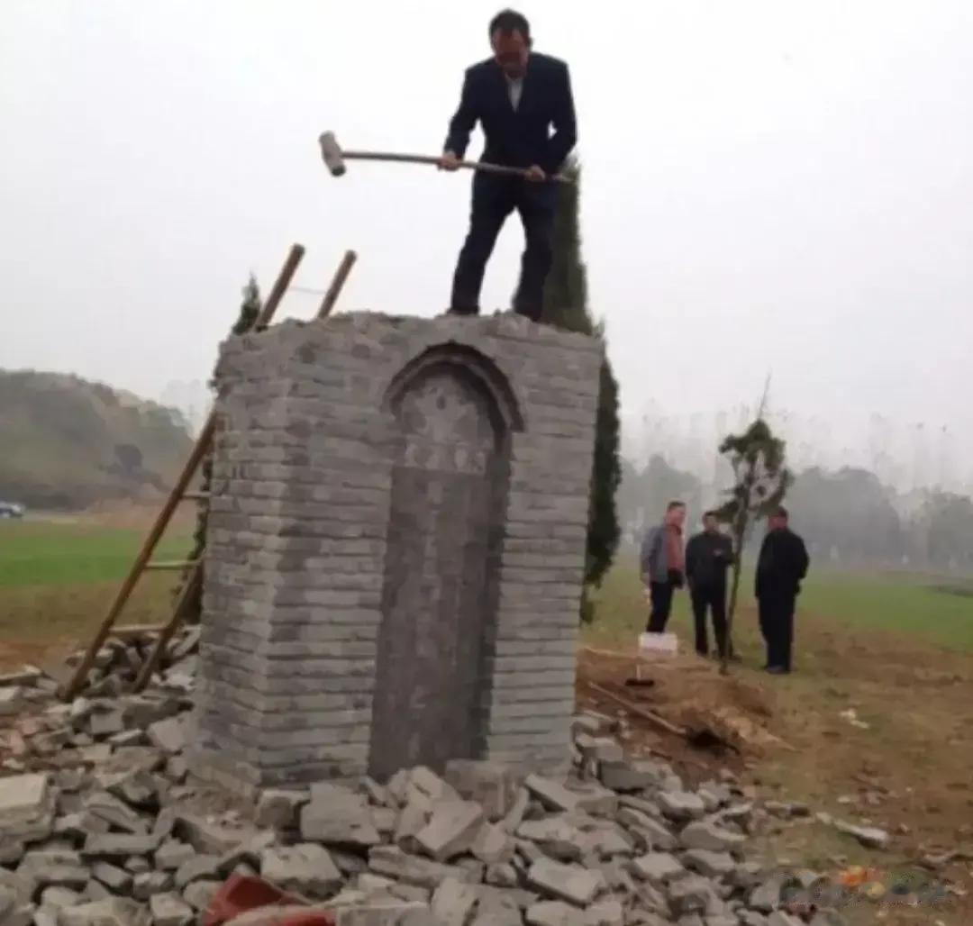 汉字里坟茔的“茔”字，就是指土包上面长满了草，以前人们上坟，是需要除草填土的仪式
