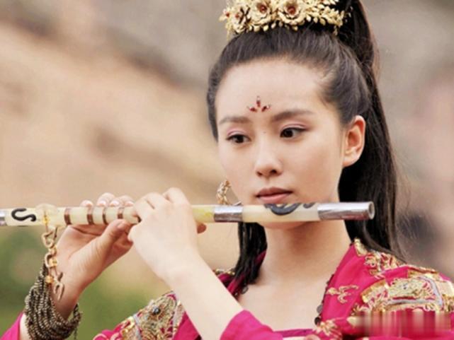 同样是女星吹笛子，唐嫣惊艳，钟欣潼霸气，看到图四我笑了！
哈喽，美好的一天又开始