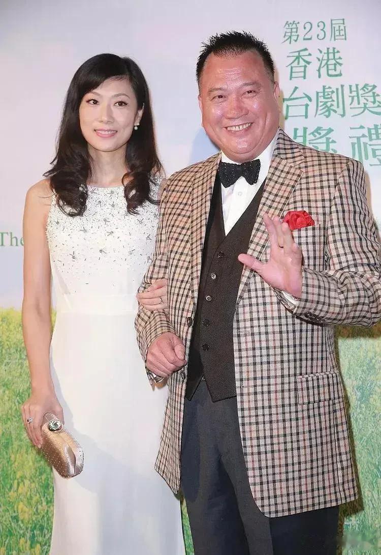 万梓良的老婆真不愧是空姐出身，