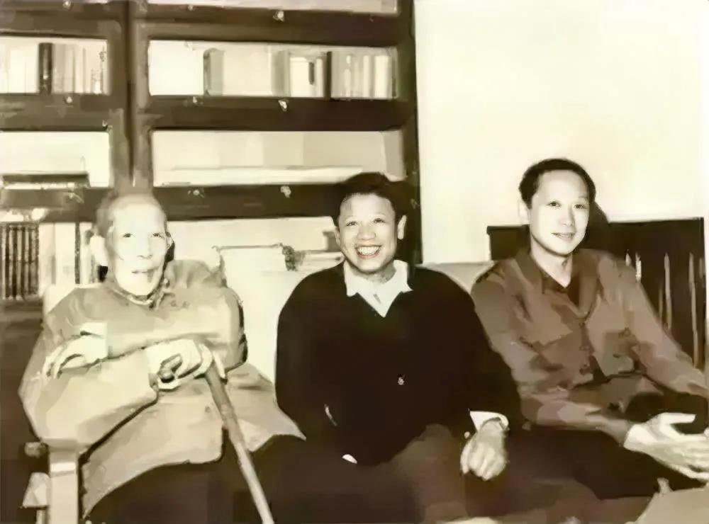 1981年，李维汉与长子李铁映、次子李铁林的合影。

晚年的李维汉复出后担任中央