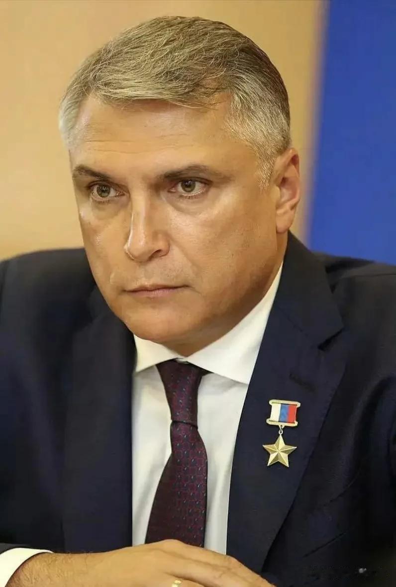 俄罗斯陆军副司令亚历山大·马托夫尼科夫招嫖男妓，一段脱衣舞视频在网上惊现。
不知