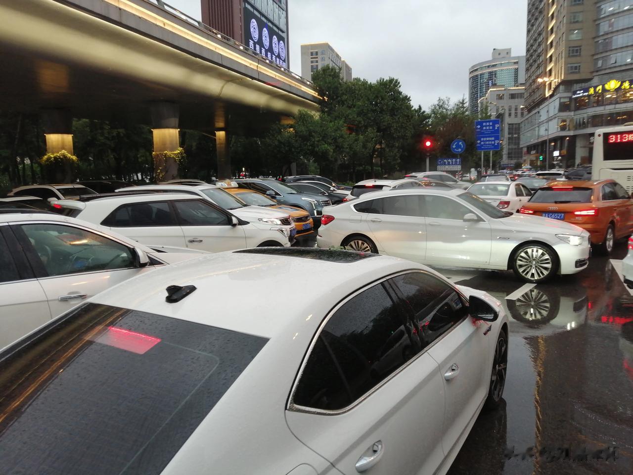 西安一下雨，交通就这样子了