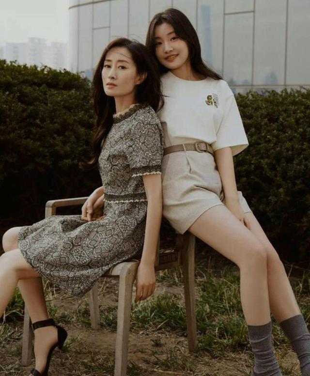 如今越来越多的明星妈妈，会带着自己的女儿一起拍时尚大片，再拍大片的时候，就与日常