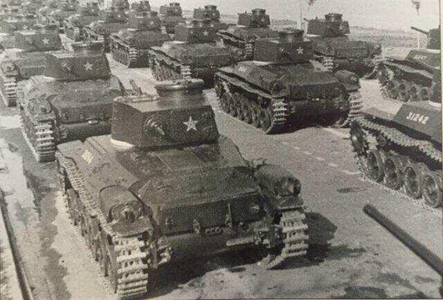 1949年10月1日下午3点，高射炮响起，开国大典正式开始了。广场的人们为之欢腾