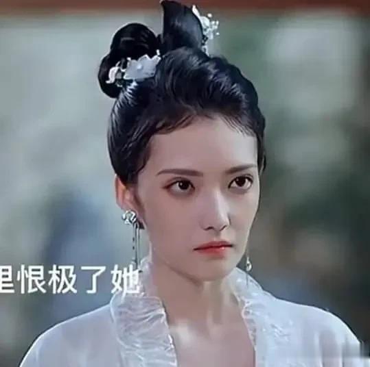 这还是张好好吗？
剧组的服化道差别也太大一点了叭～
新剧完全暴露了脸型的缺点，面