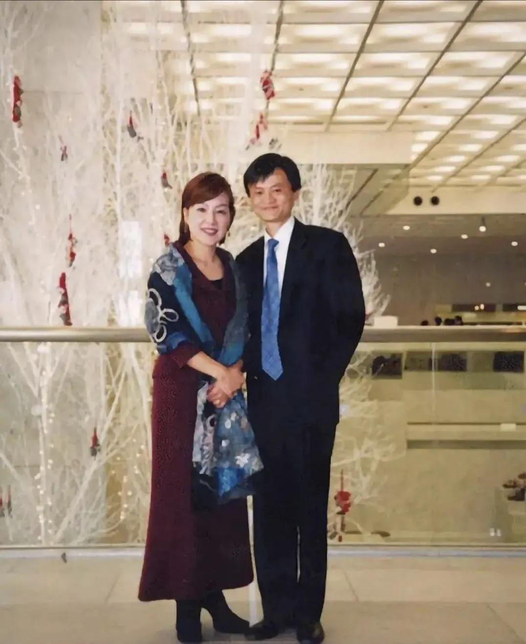 据说身边的这一位女士是马云的偶像，马云本身就是很多人追捧及推崇的偶像了，能成为马