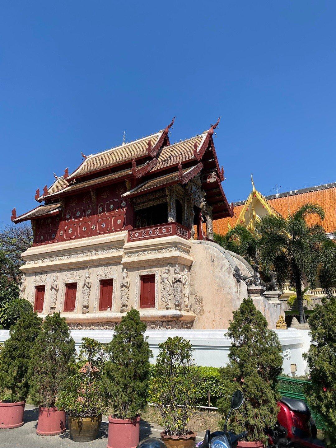 不必行色匆匆，不必光芒四射，不必成为别人，只需做自己。—— 伍尔夫《一间自己的房