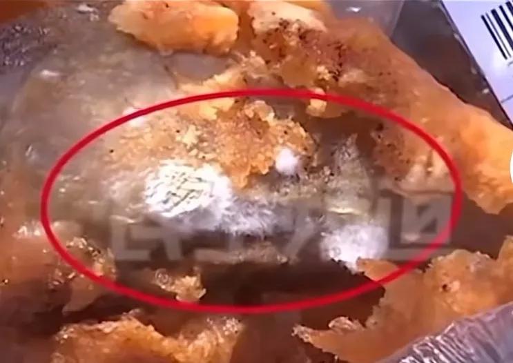 河南大妈去超市买炸鸡腿，3个孙子吃完全部送进医院，掰开鸡腿一看吓瘫了。

孔大妈