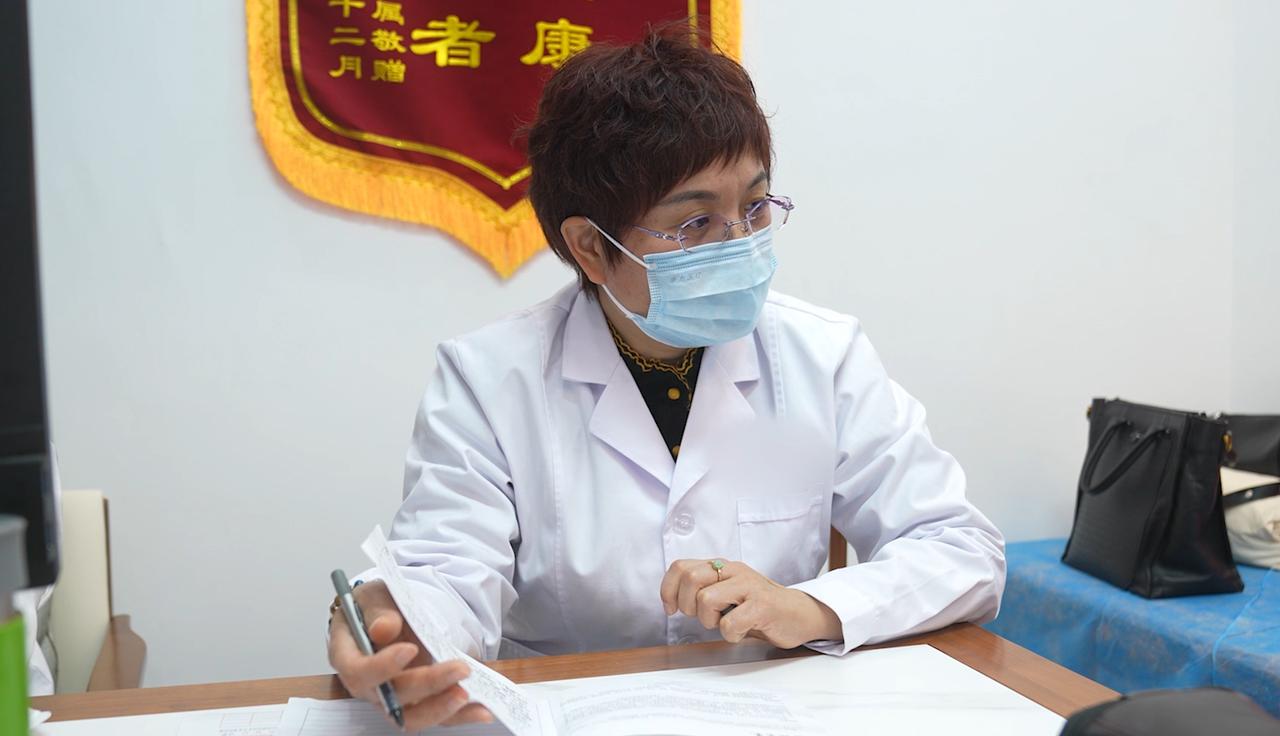 前几天，我在门诊坐诊时，接诊了一个刚满15岁的小女孩，孩子的骨骺线已经闭合，身高