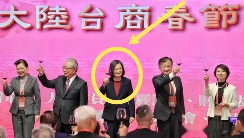 5分钟，对300大陆台商致辞，蔡英文全是固步自封的言论。
2月2日，大陆台商春节